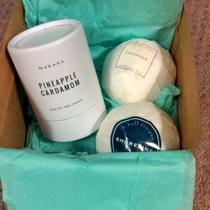Makana Candle and 2 K Hall Designs Bath Bombs Gift Set NEW